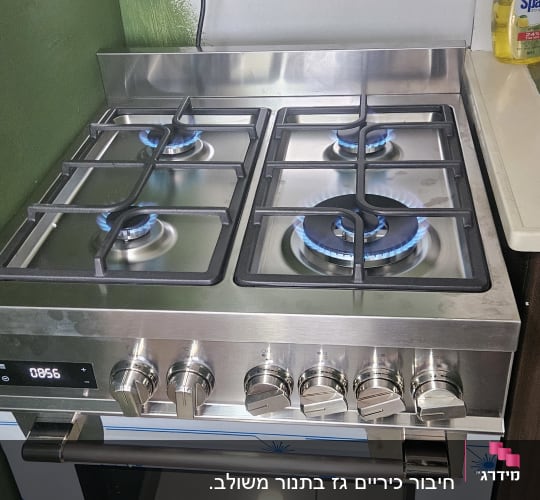 כיריים גז עם להבות כחולות במטבח